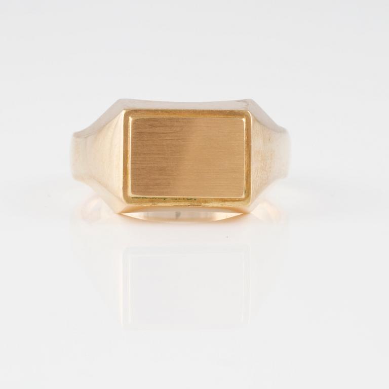 KLACKRING, 18K guld, Alton, Falköping, 1977. Vikt 16,1 gram.