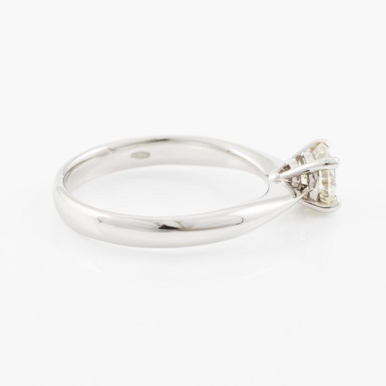Solitaire ring in 18K white gold with brilliant-cut 
diamond.