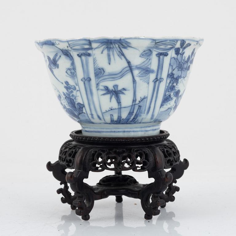 A blue and white kraak bowl, Ming dynasty, Wanli (1572-1620).