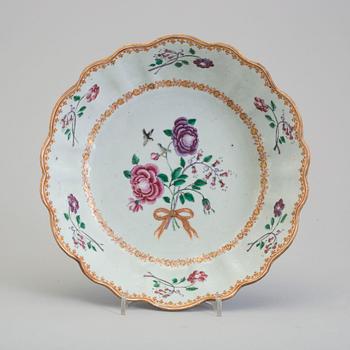 A famille rose export porcelain bowl, Qing dynasty, Qianlong (1736-95).