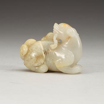 A carved nephrite figure of a reclining dragon carrying lingzhi fungus in his mouth, Qing dynasty (1644-1912).