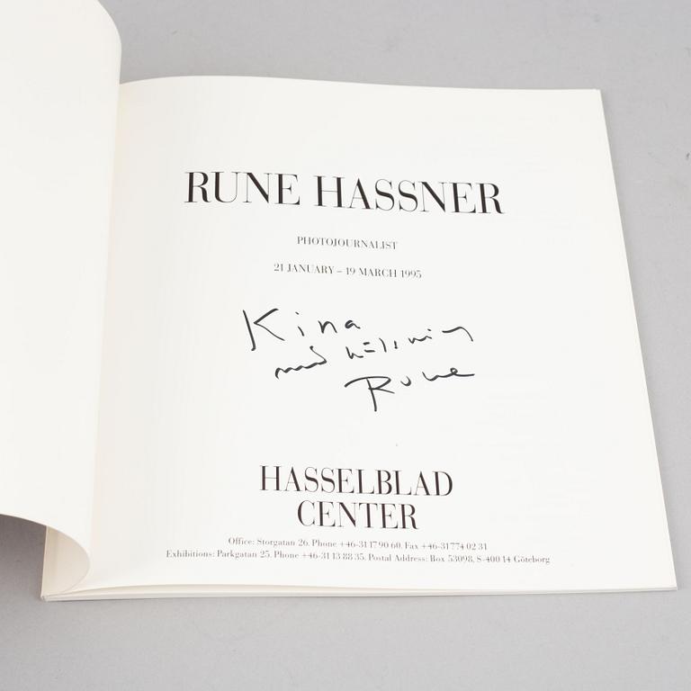 Tiofoto, 2 böcker samt 4 kataloger, några med dedikation.