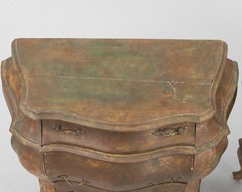 A pair of Italian rococo-style commodes, first part 20th century.