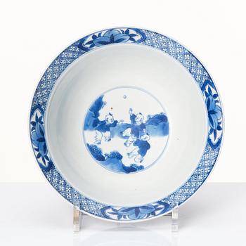 A blue and white bowl, Qing dynasty, Kangxi (1662-1722).