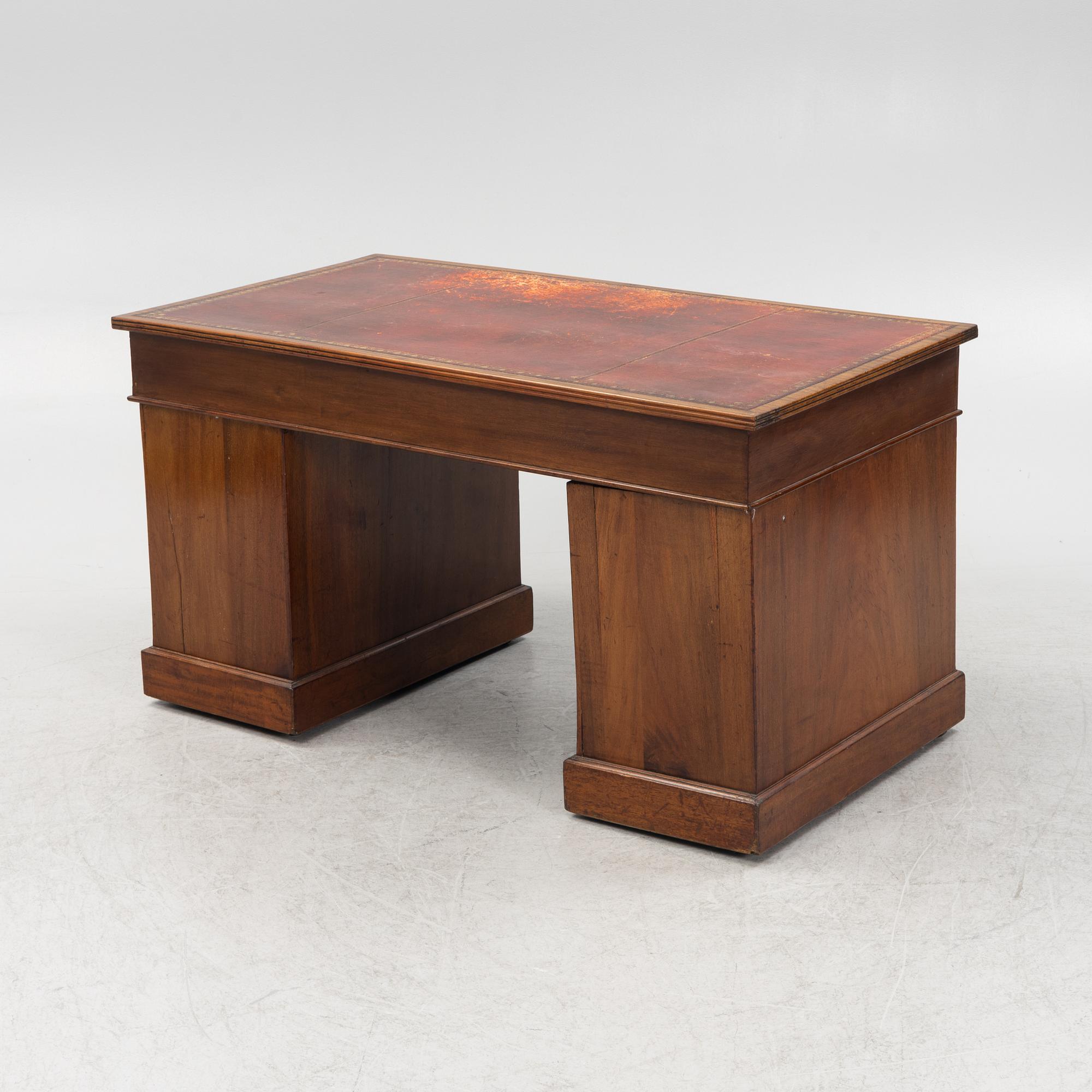 Skrivbord, engelsk stil, 1900-talets andra hälft.