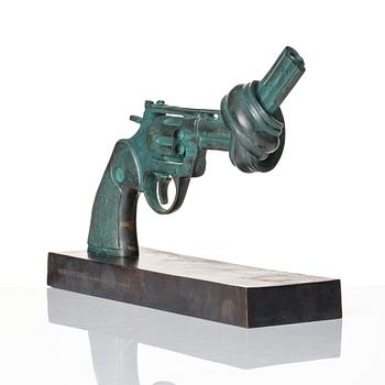 Carl Fredrik Reuterswärd, "Non-violence".