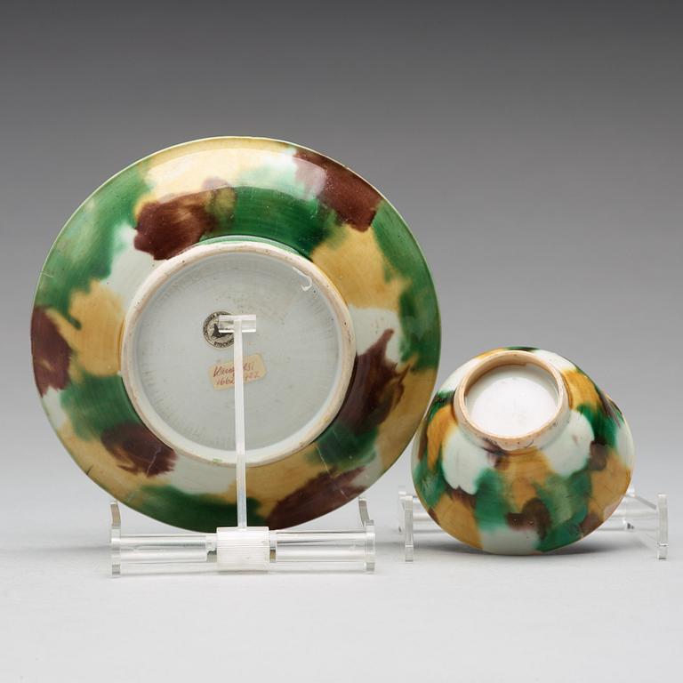 An egg and spinach cup with stand, Qing dynasty, Kangxi (1662-1722).