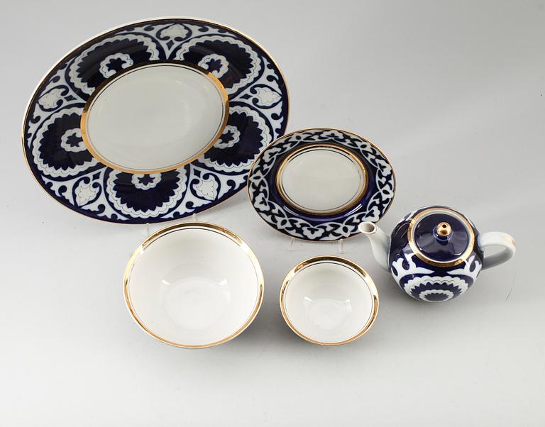 TESERVIS, 9 delar, porslin, Ryssland,1900-talets andra hälft.