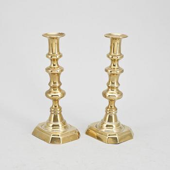 LJUSSTAKAR, ett par, mässing, England/Holland, 1800-tal.