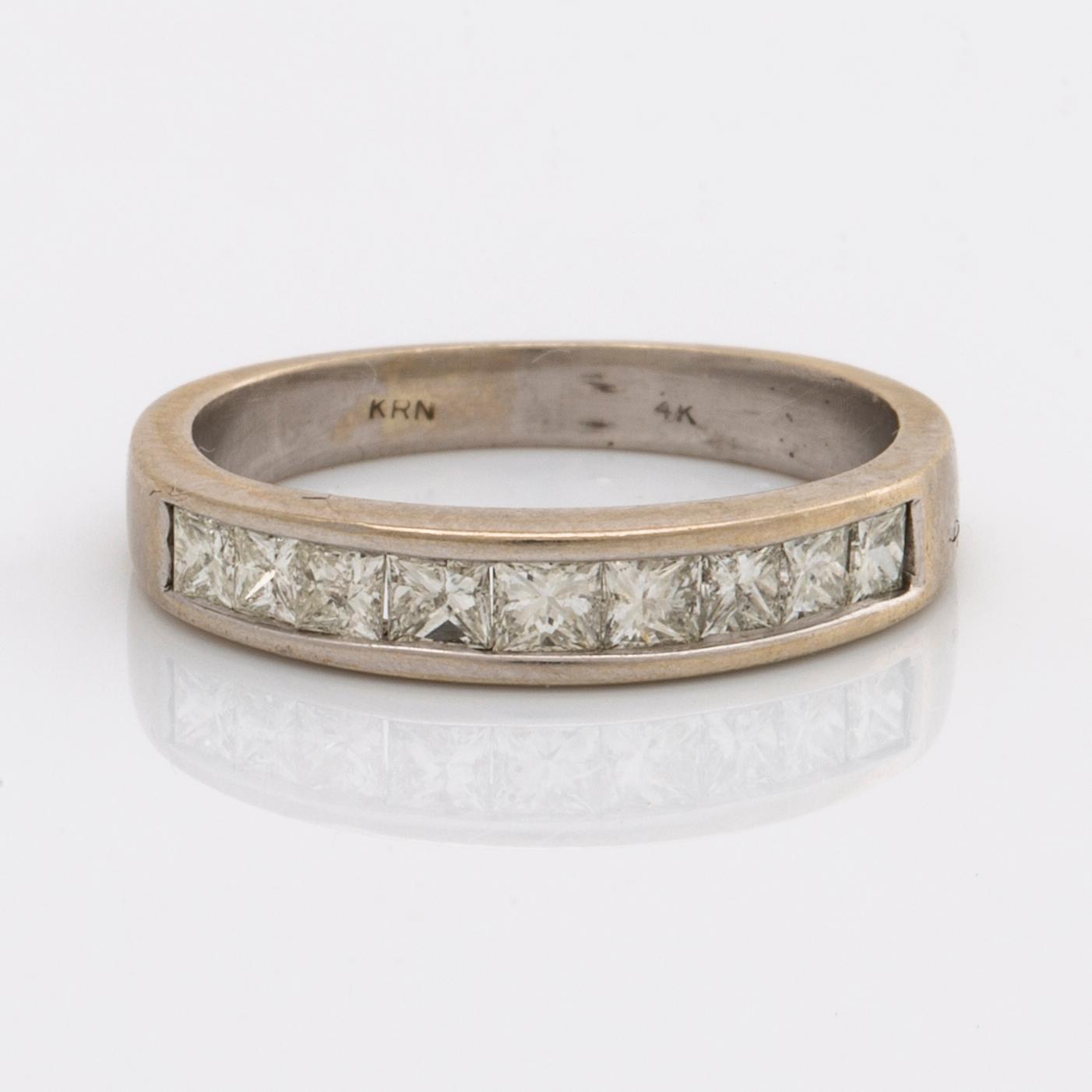 ALLIANSRING 14K vitguld m 9 princesslipade diamanter ca 0,65 ct, ca TW (F-G) VS/SI. God slipning.