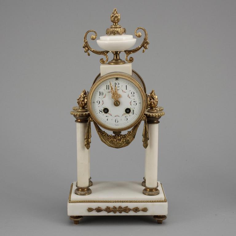 BORDSPENDYL samt KANDELABRAR, 1+2, Louis XVI-stil, Frankrike, omkring 1900.