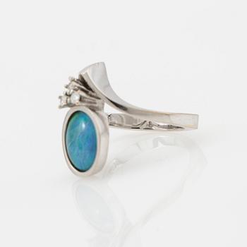 Ring, 18K vitguld med opal och briljantslipad diamant.