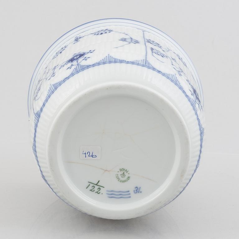 A 'Blue Fluted Plain'/'Musselmalet' porcelain pot, Royal Copenhagen, model 122, 1898-1923.