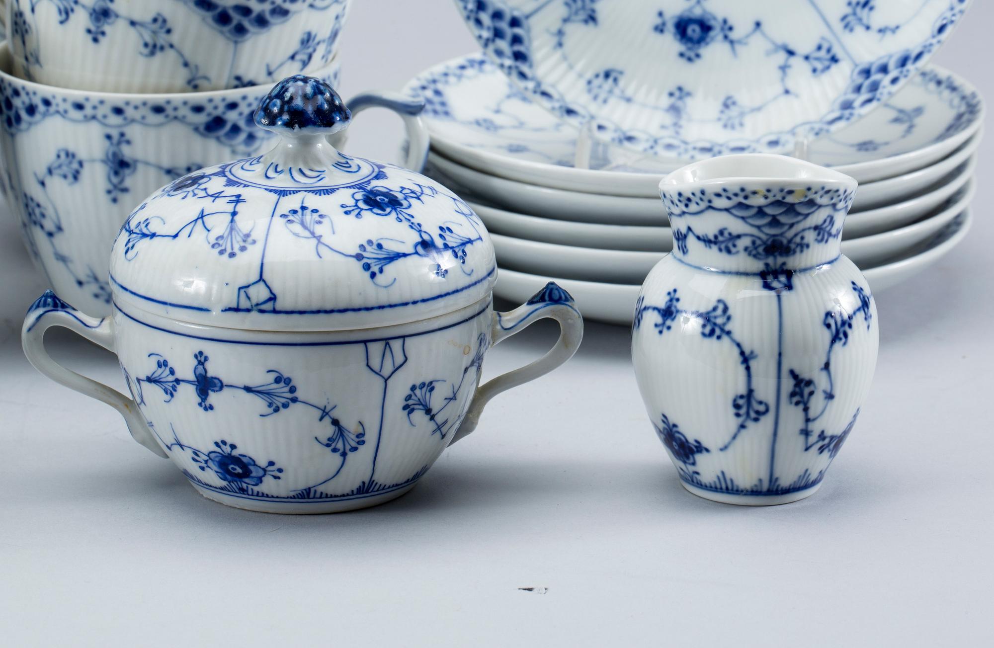KAFFE och TESERVIS, 22 delar, porslin, "Musselmalet", Royal Copenhagen, 1900-talets andra hälft.