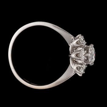 A brilliant-cut diamond ring. Center stone ca 0.60 ct.