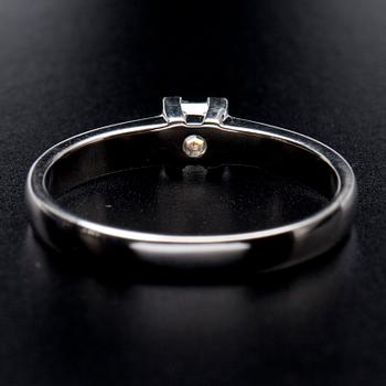 RING, vitguld 14K, mittsten princesslipad diamant 0,19 ct, sidostenar tot. 0,15 ct. Vikt 2,9 g.