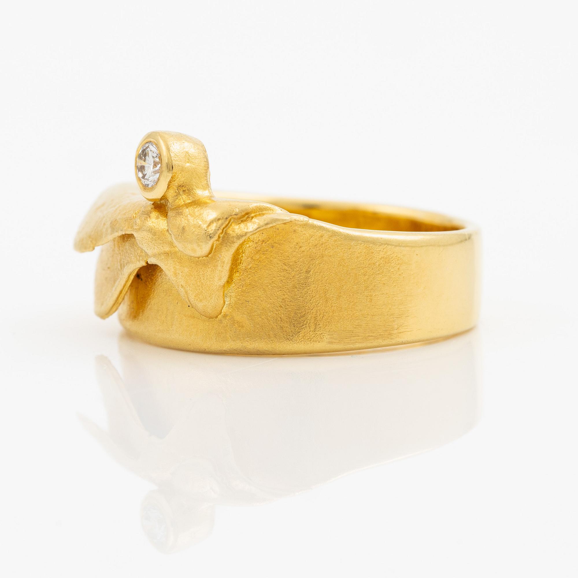 Ring 18K guld med en rund briljantslipad diamant 0.08 ct enlig gravyr.