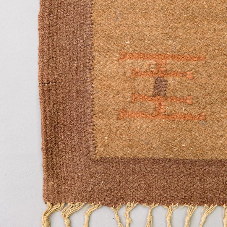 A 1920s Finnish flat weave carpet probably for Kotiteollisuus Oy Orkamo. Circa 340x245 cm.
