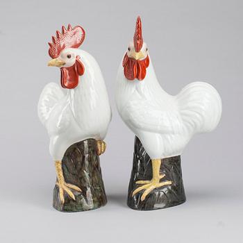 FIGURINER, 2 st, porslin, Kina 1900-talets första kvartal.