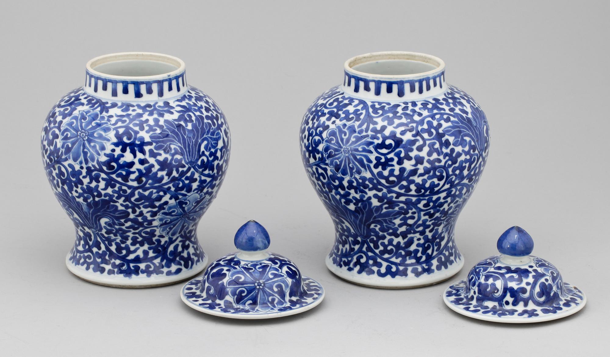 LOCKURNOR, ett par, porslin, Mingstil, Kina, troligen 1800-tal.