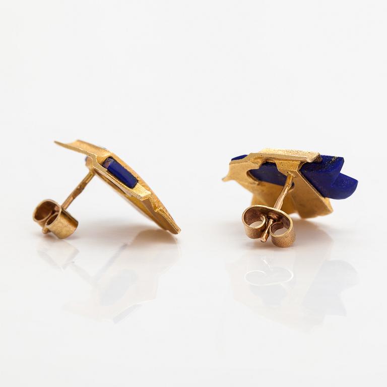 Zoltan Popovits, A pair of 14K gold earrings with lapis lazuli "Atar". Lapponia.