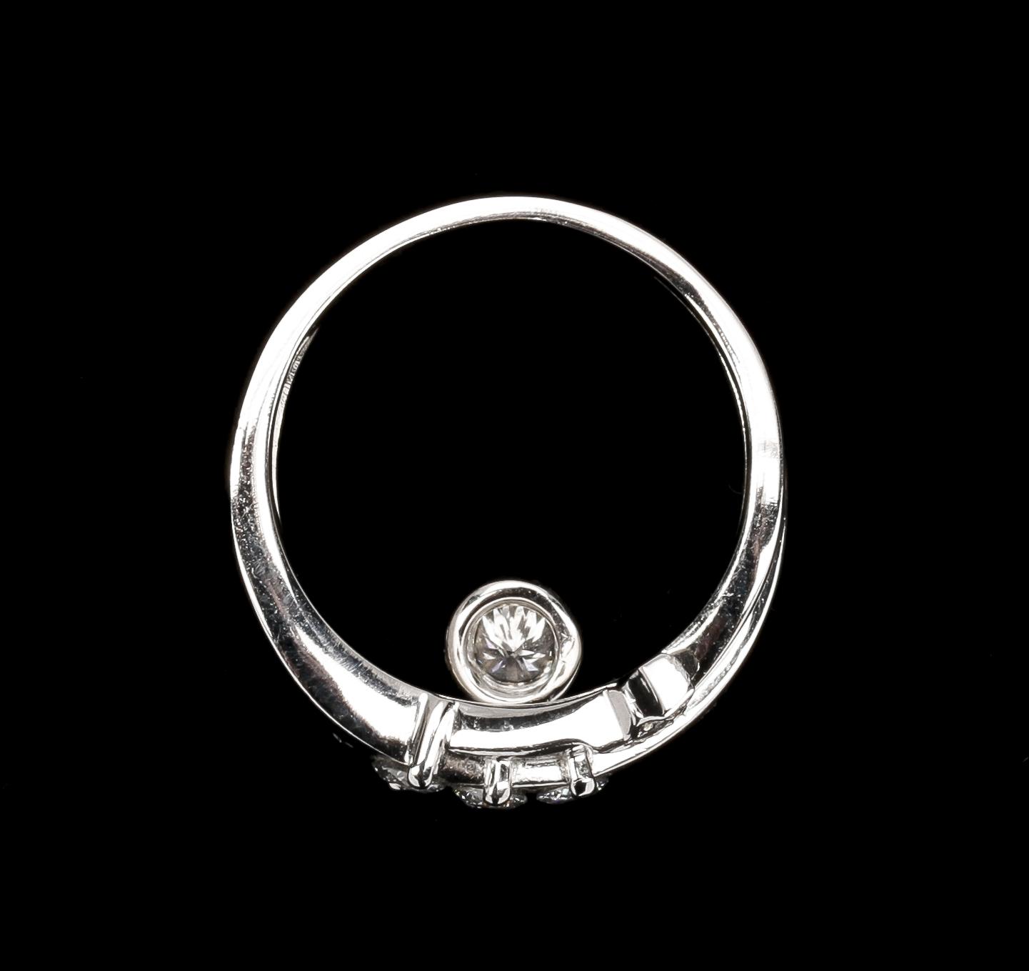 RING, 18k vitguld med briljantslipade diamanter, tot 0.52 ct enl gravyr.