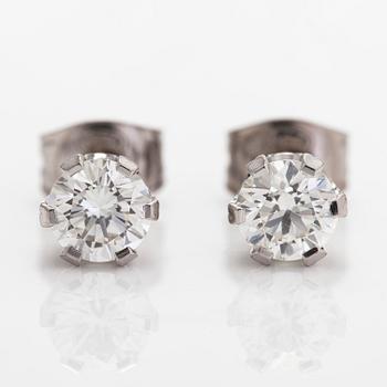 Örhängen, 14K vitguld med runda briljantslipade diamanter ca 1.01 ct totalt. E.G.L certifikat.