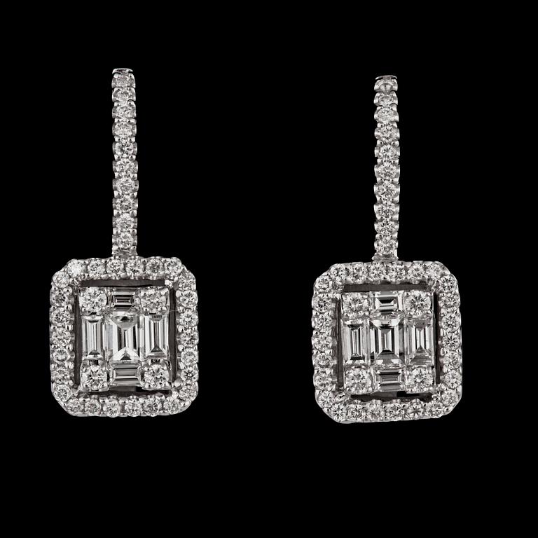 A pair of brilliant cut diamond earrings, tot . 0.94 cts.