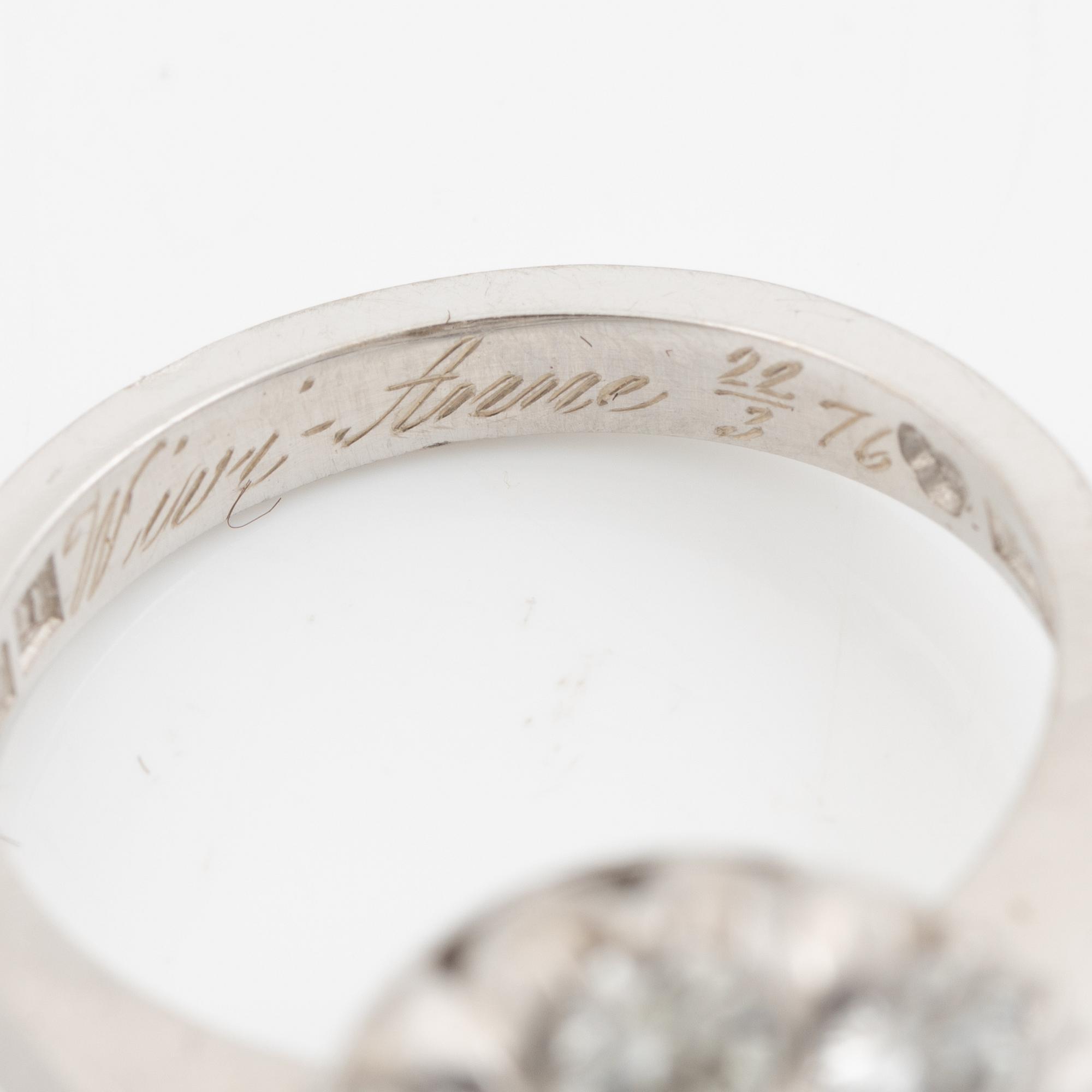 Ring 18K white gold set with round brilliant-cut diamonds.