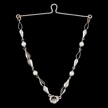 HÄNGE, 18k vitguld med 4 små odlade pärlor samt en briljantslipad diamant 0.37 ct. Vikt 6 g.