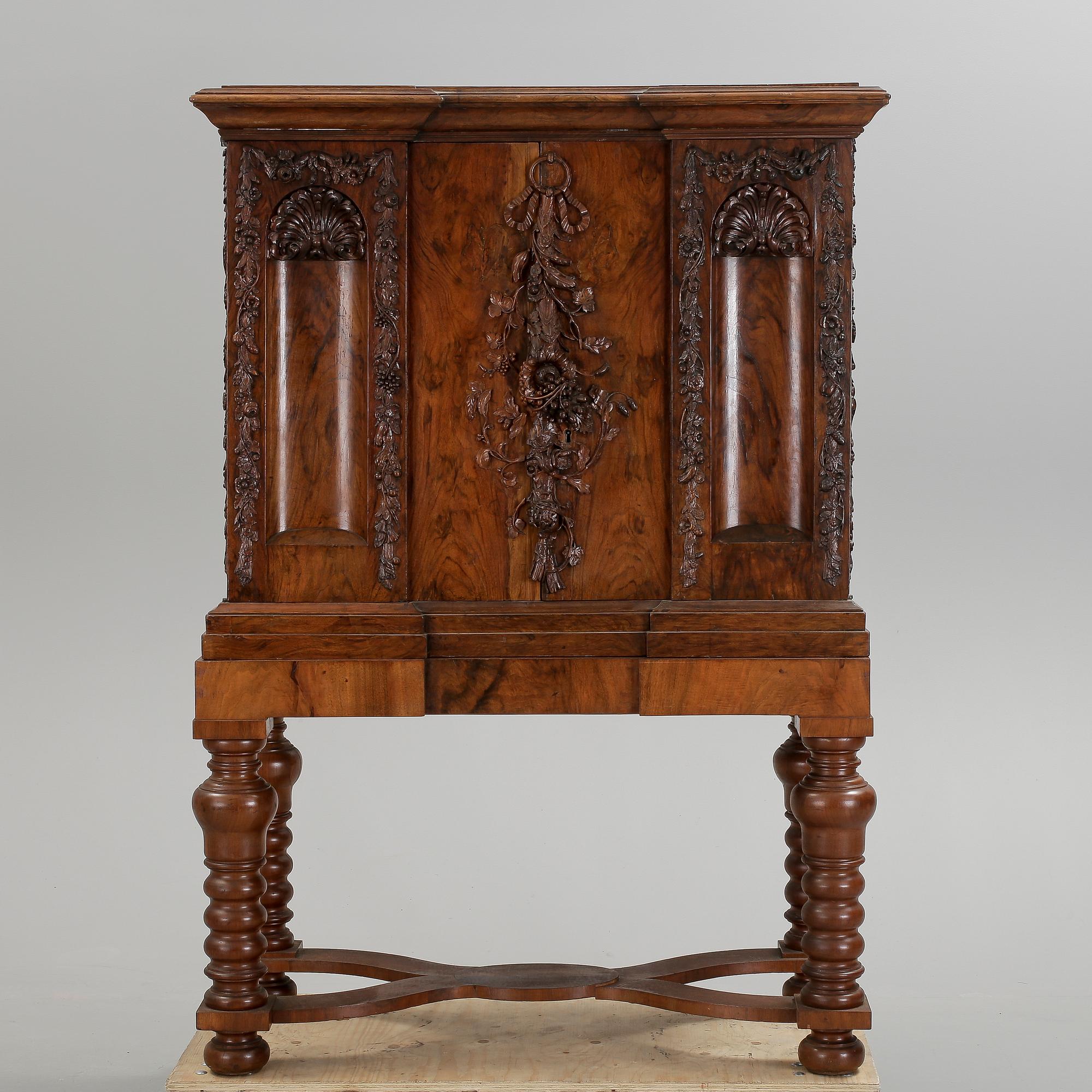 SKÅP, delvis barock och 1700-tal.