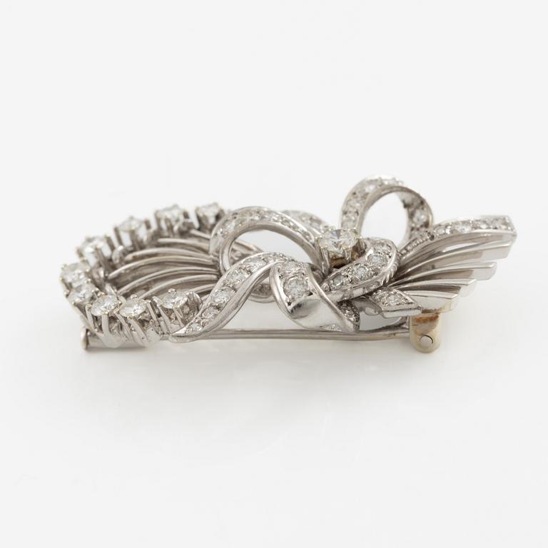 Brooch/clip 18K white gold set with round brilliant-cut and eight-cut diamonds.