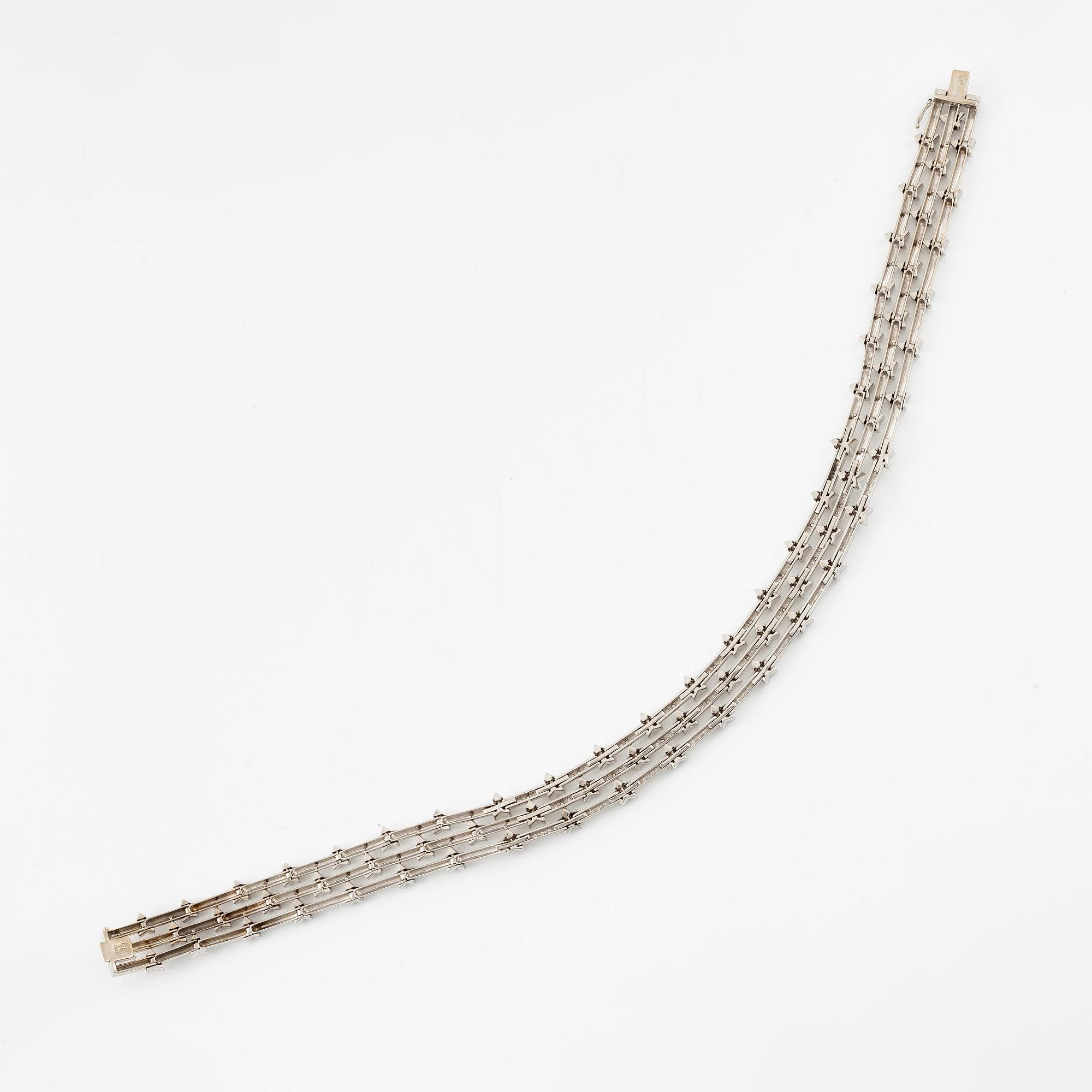 An 18K white gold necklace with round brilliant-cut diamonds.