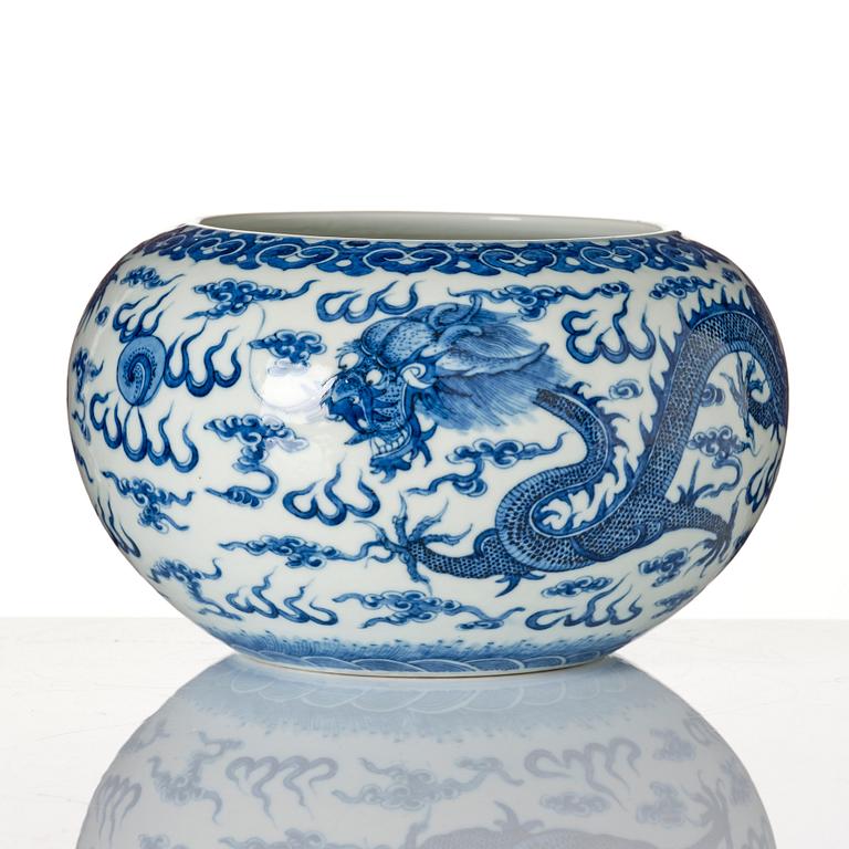 A blue and white jardiniere, late Qing dynasty.