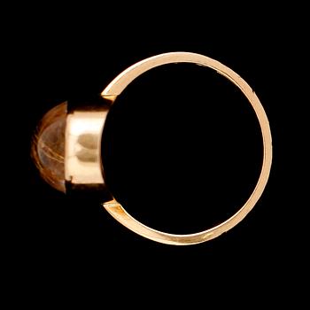 RING, 18 k guld, med rutilnålar, svenska stämplar, total vikt ca 6 g.