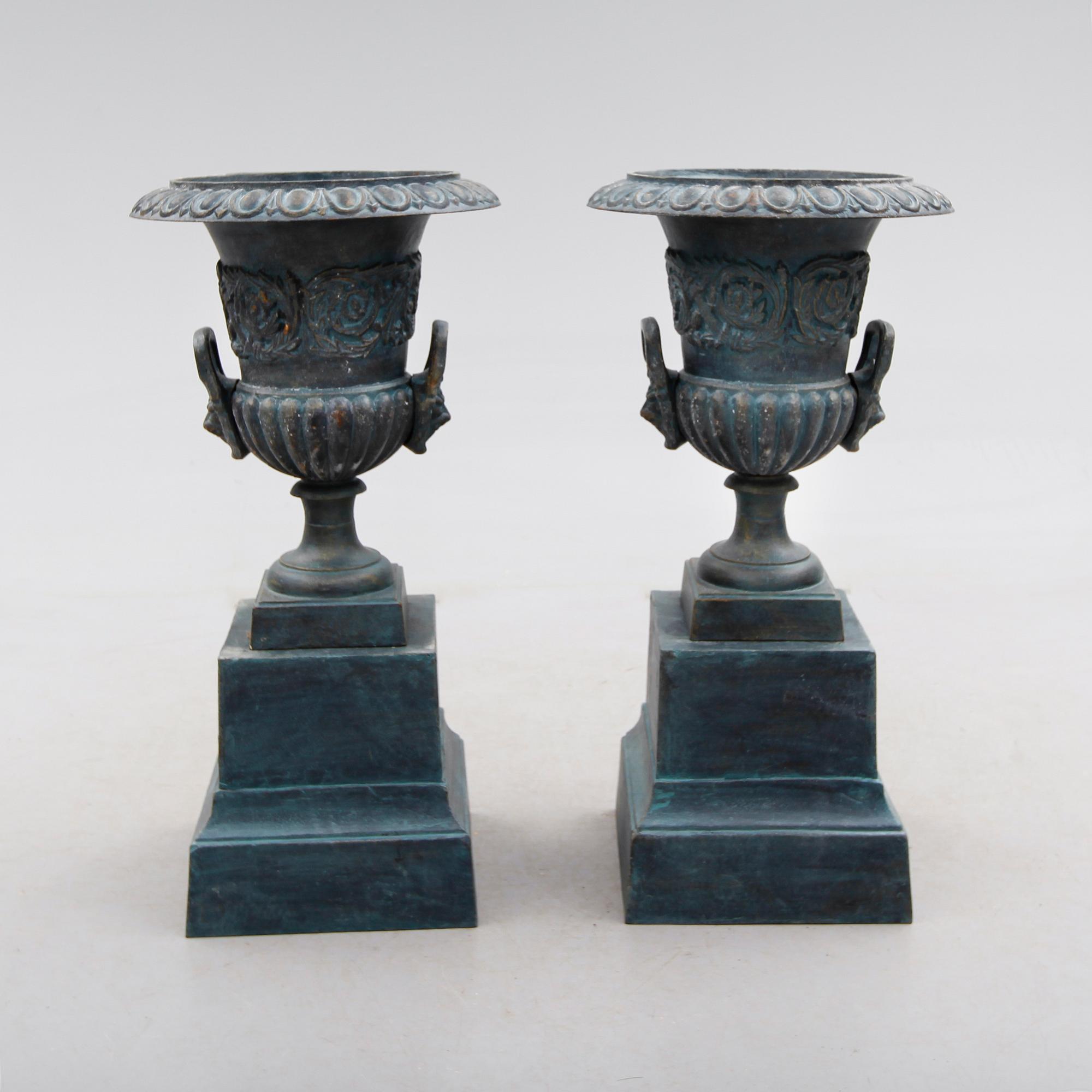 TRÄDGÅRDSURNOR PÅ PIEDESTALER, 1 par, gjutjärn, 1900-/2000-tal.