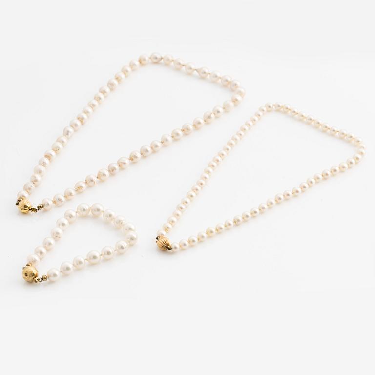 Två collier och en ett armband odlade pärlor och lås 18K guld.