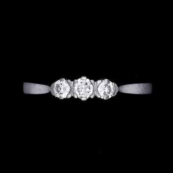 RING, 18k guld med 3 briljansslipade diamanter tot ca 0,22ct. Vikt 2,5g.