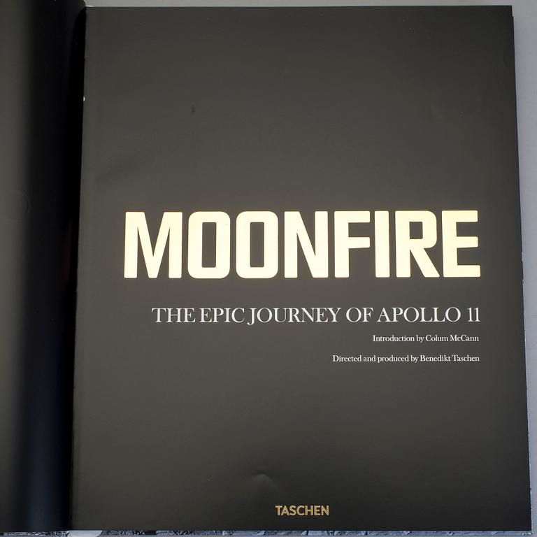 BOK samt AUTOGRAF, "Moonfire", Norman Mailer, Buzz Aldrin, numrerad AP 181/200.