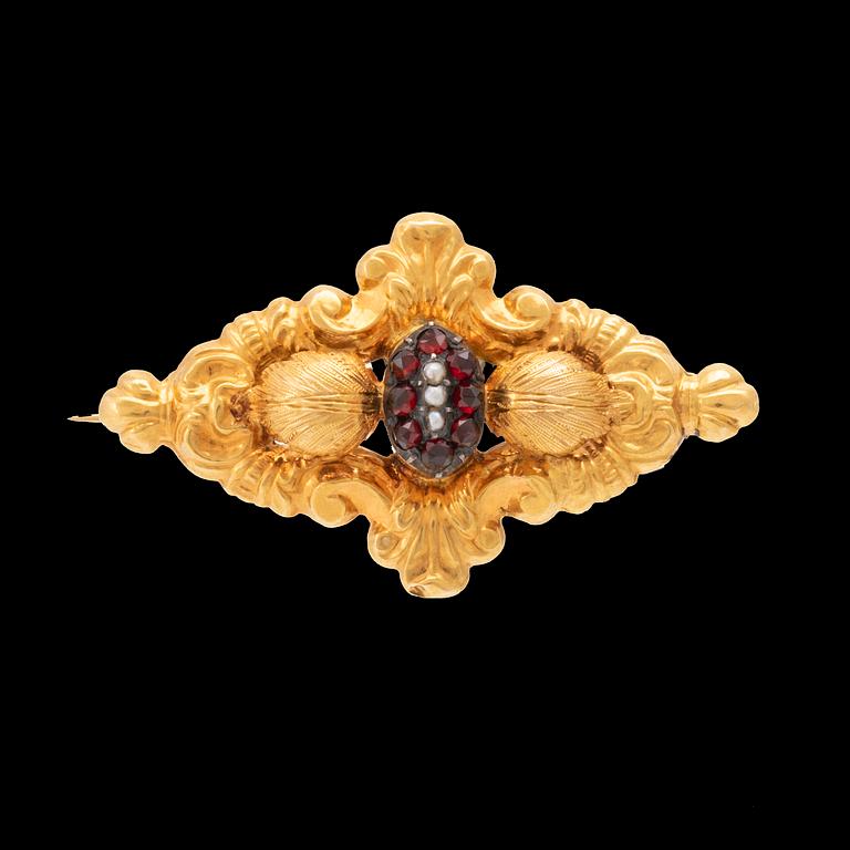 An 18K gold brooch set with pearls and garnets 1846.