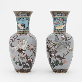 Vaser, ett par, cloisonné, Japan, 1900-tal.