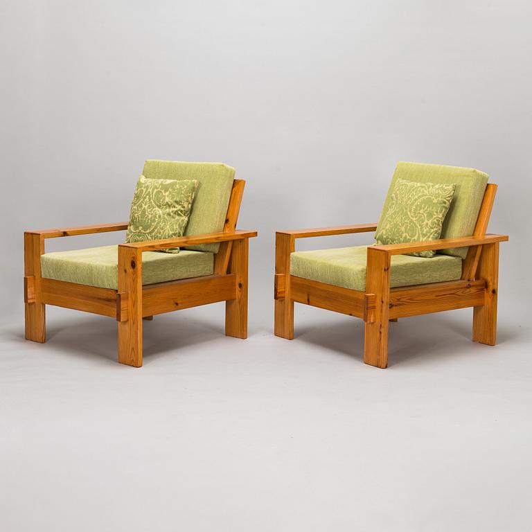 A pair of 1960/1970s armchairs.