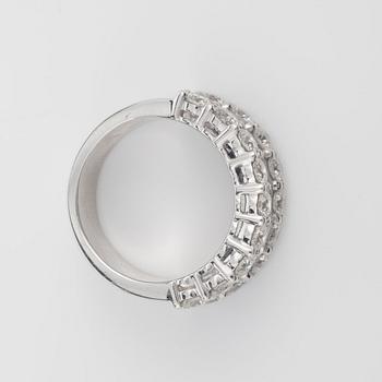 A baguette- and brilliant-cut diamond, 3.22 cts in total according to engraving, ring. Quality circa H/VS-SI.