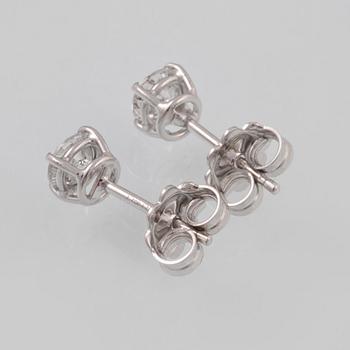 ÖRHÄNGEN, 18K vitguld med briljantslipade diamanter ca 1.09 ct. Vikt 1,7 gram.