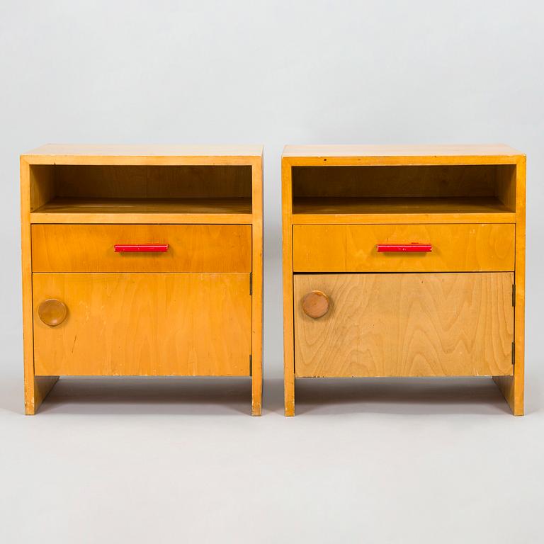 Aino Aalto, sängbord, 2 st, modell 170, O.Y. Huonekalu- ja Rakennustyötehdas A.B. 1940-tal.