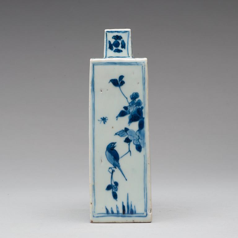 A blue and white Transitional vase, 17th Century.