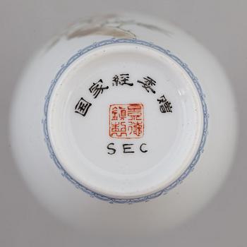 A Chinese eggshell porcelain vase, second half of the 20th century.