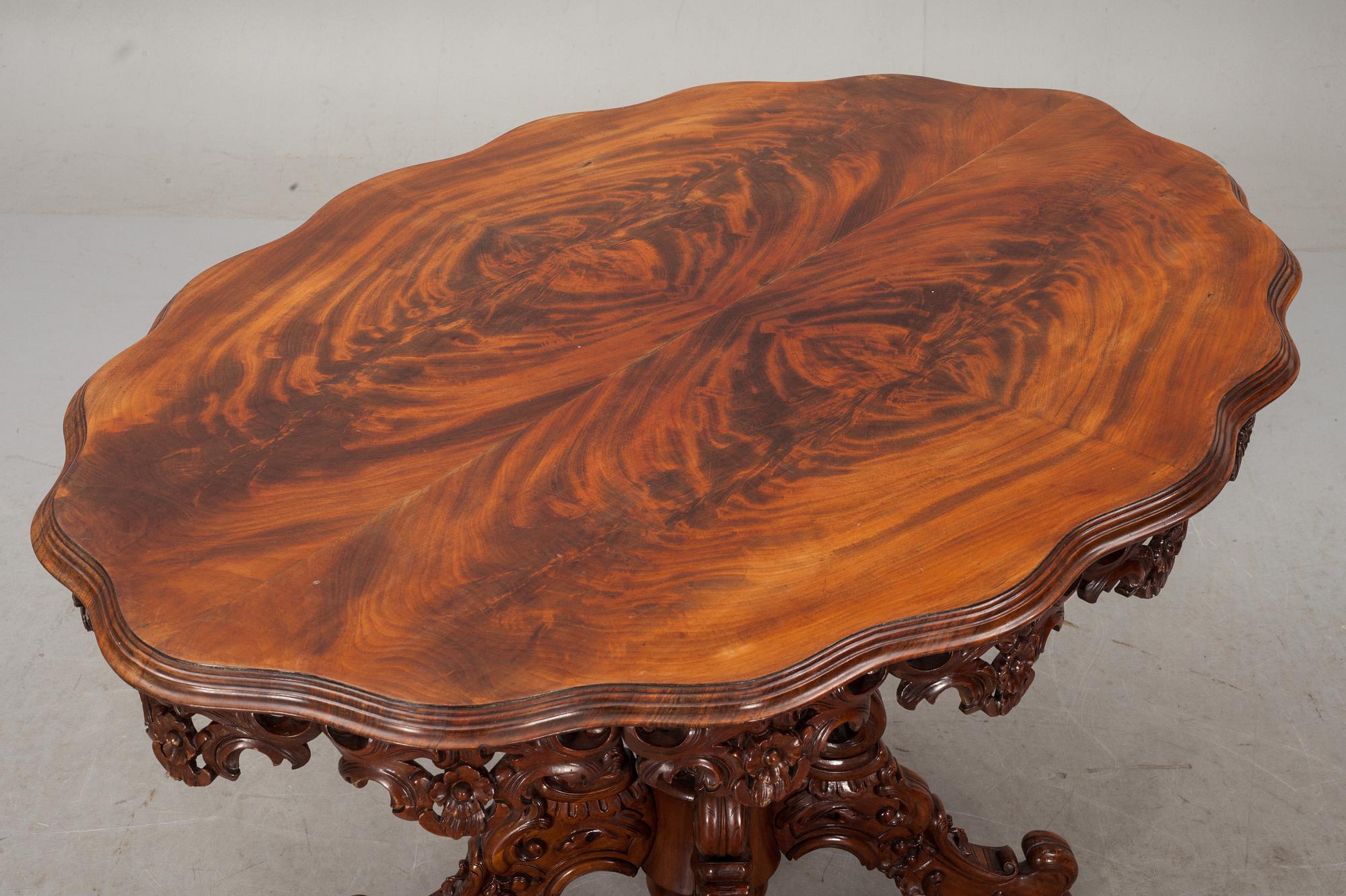 DIVANSBORD, Nyrokoko, 1800-talets andra hälft.