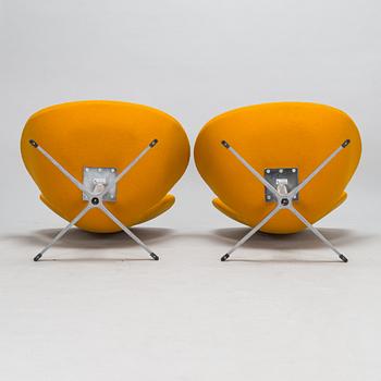 Arne Jacobsen, a pair of "Svanen" (Swan) armchairs for Fritz Hansen, Denmark, dated 2001.