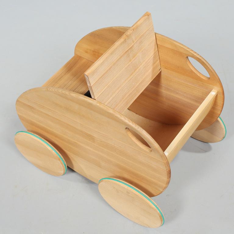 LEKSAKSBIL, 5+5 Design, snickeri & formgivning på Malmstens CTD, numrerad 2 av 30, 2005.